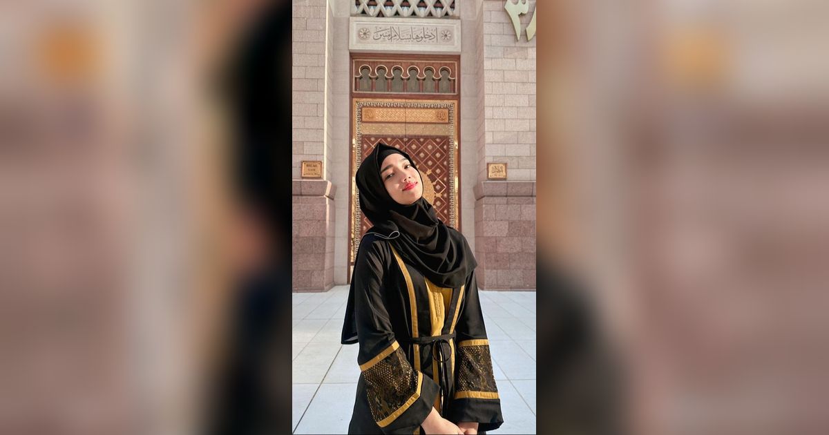 Potret Fuji Tampil Anggun dalam Balutan Hijab, Adem Ngeliatnya