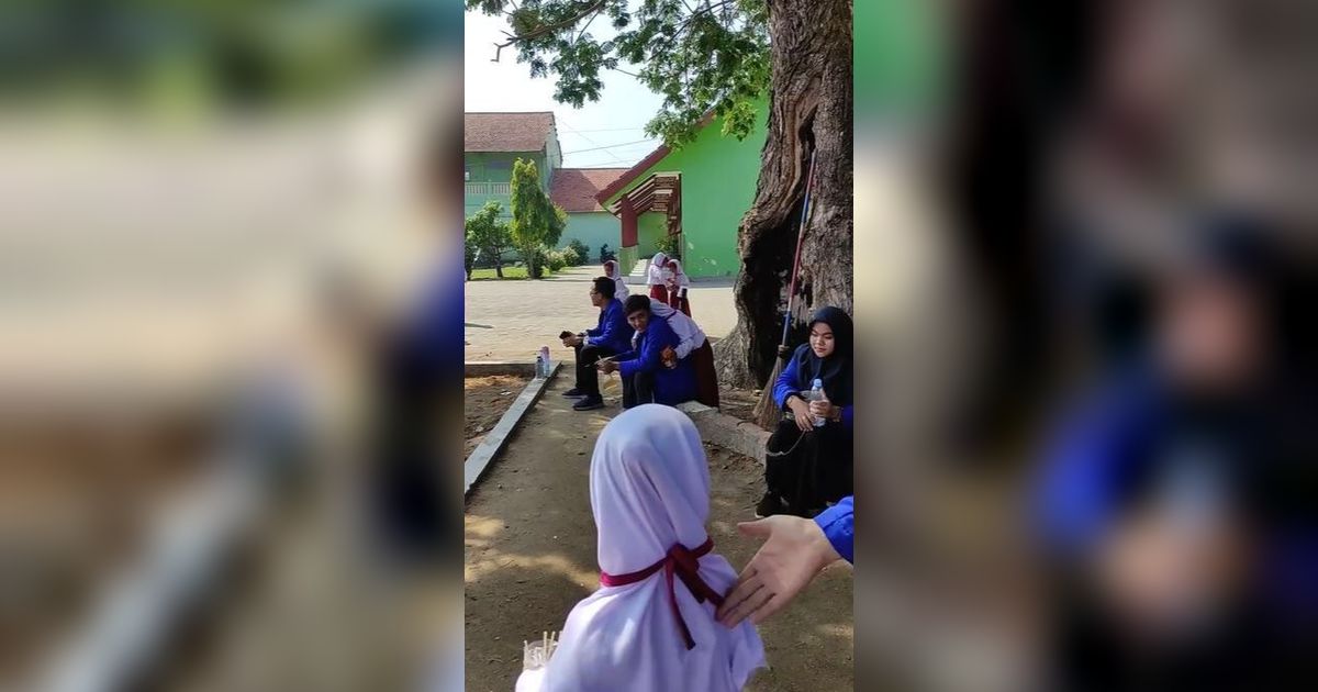 Sempat Viral karena Nempel dengan Kakak KKN, Anak Perempuan Ini Diundang ke Kampus dan Dapat Beasiswa