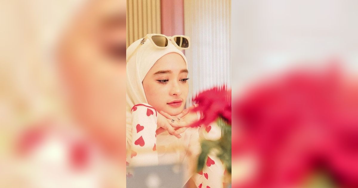 Inara Rusli Cium Tangan, Ibunda Virgoun : Enggak Usah Pencitraan
