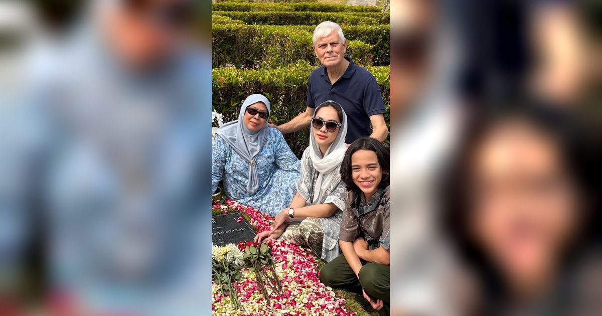 Potret BCL Ziarah ke Makam Ashraf Ditemani Mertua 'Hari ini Ulang Tahun Kamu ke 44 tapi Takdir Berkata Berbeda'