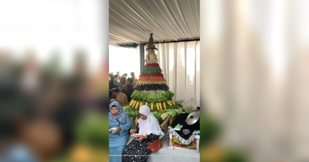 Bukan di Gedung Mewah, Pasangan Pengantin Pilih Resepsi Pernikahan di Dalam Pasar Suasananya Keren Banget