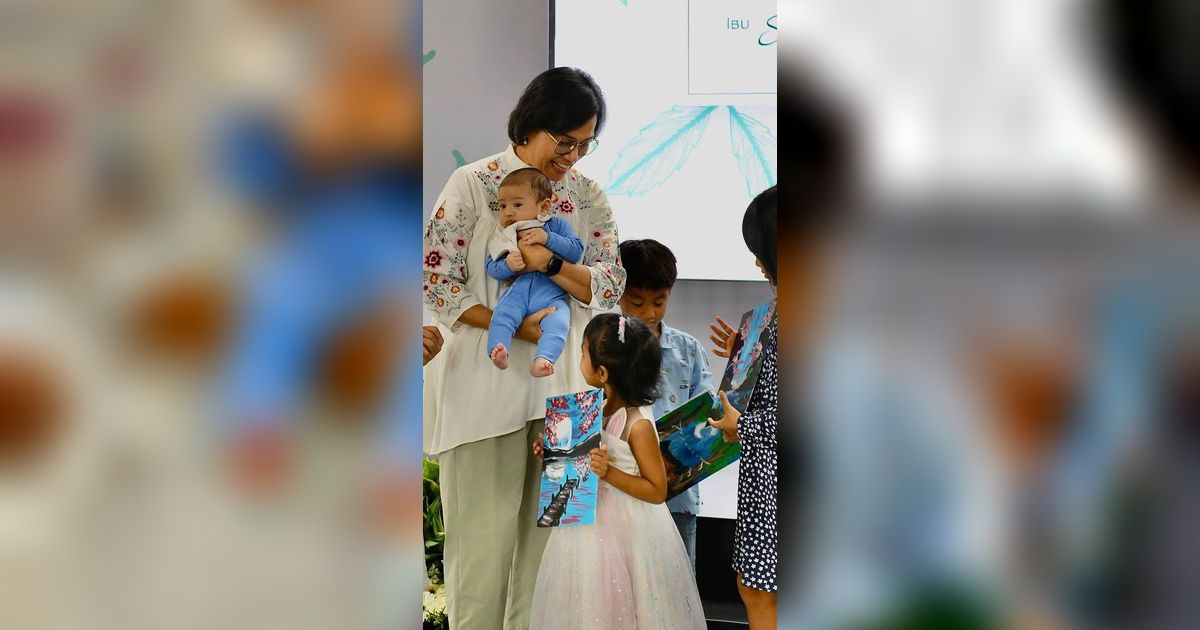 Momen Hangat Sri Mulyani Momong Cucu Bayinya