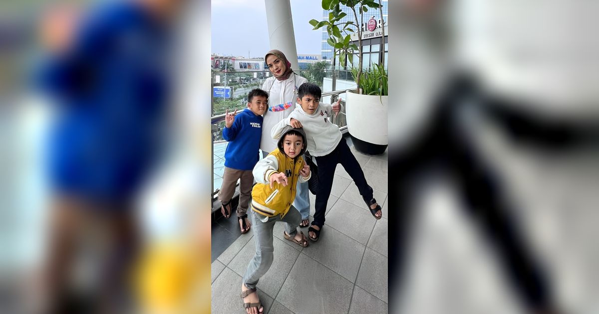 Enno Lerian Sedang Marah, Putranya Merayu dengan Menyapu