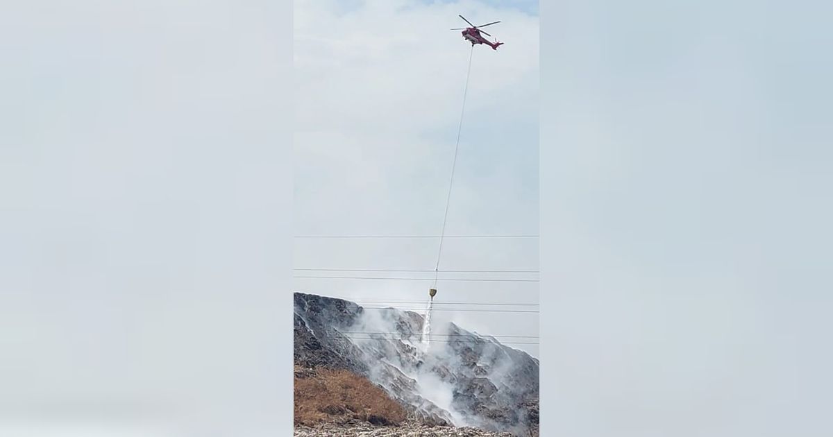 Kebakaran TPA Sampah Putri Cempo Solo Tak Kunjung Padam, Gibran Kerahkan Helikopter Water Bombing