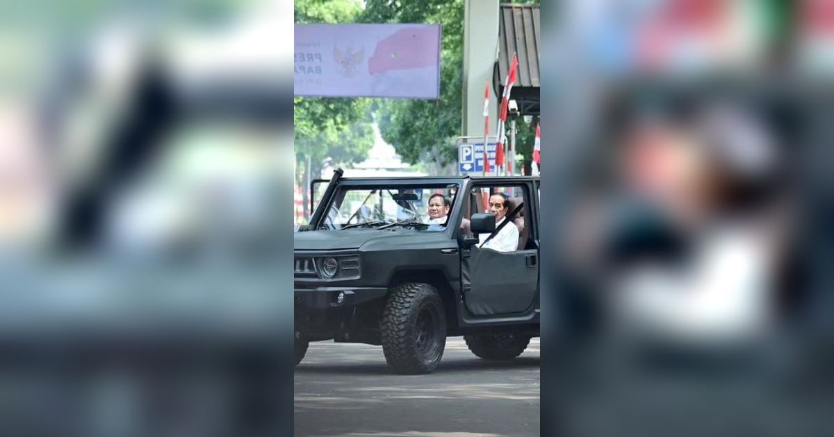 FOTO: Momen Jokowi Naik Maung Disopiri Prabowo Saat Tinjau PT Pindad di Bandung