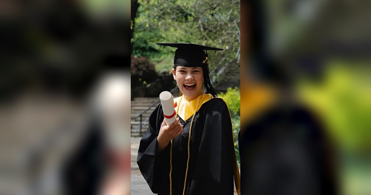 Seolah Satu Kejadian Berkaitan, Momen Foto Wisuda Ini Berakhir Ngakak: Mahasiswi di Belakang Jatuh, Mahasiswa di Depan Malah Tertawa
