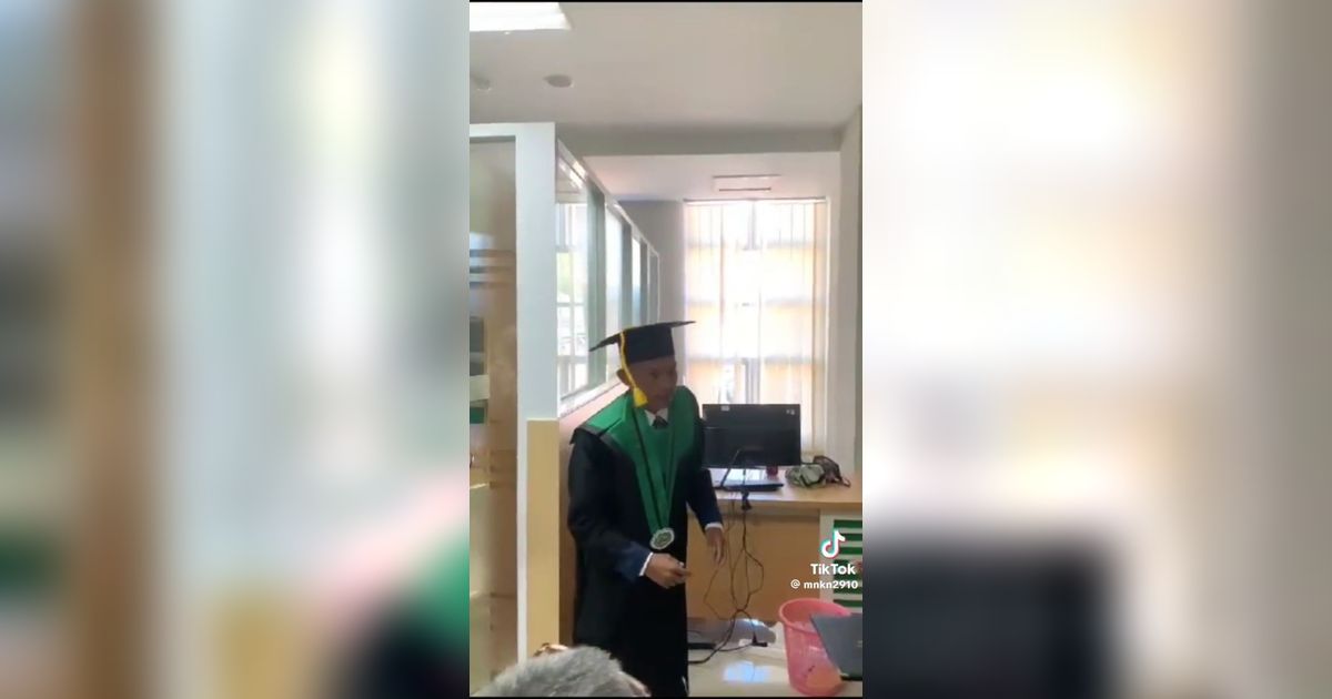 Undangan Jam 7 Pagi Malah Datang Jam 1 Siang, Mahasiswa Ini Ujungnya Jalani Wisuda Sendiri