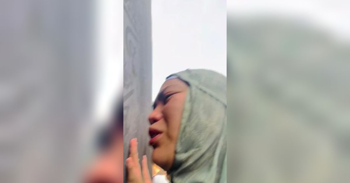 Viral Wanita Menangis di Depan Ka’bah, Alasannya Bikin Haru Warganet