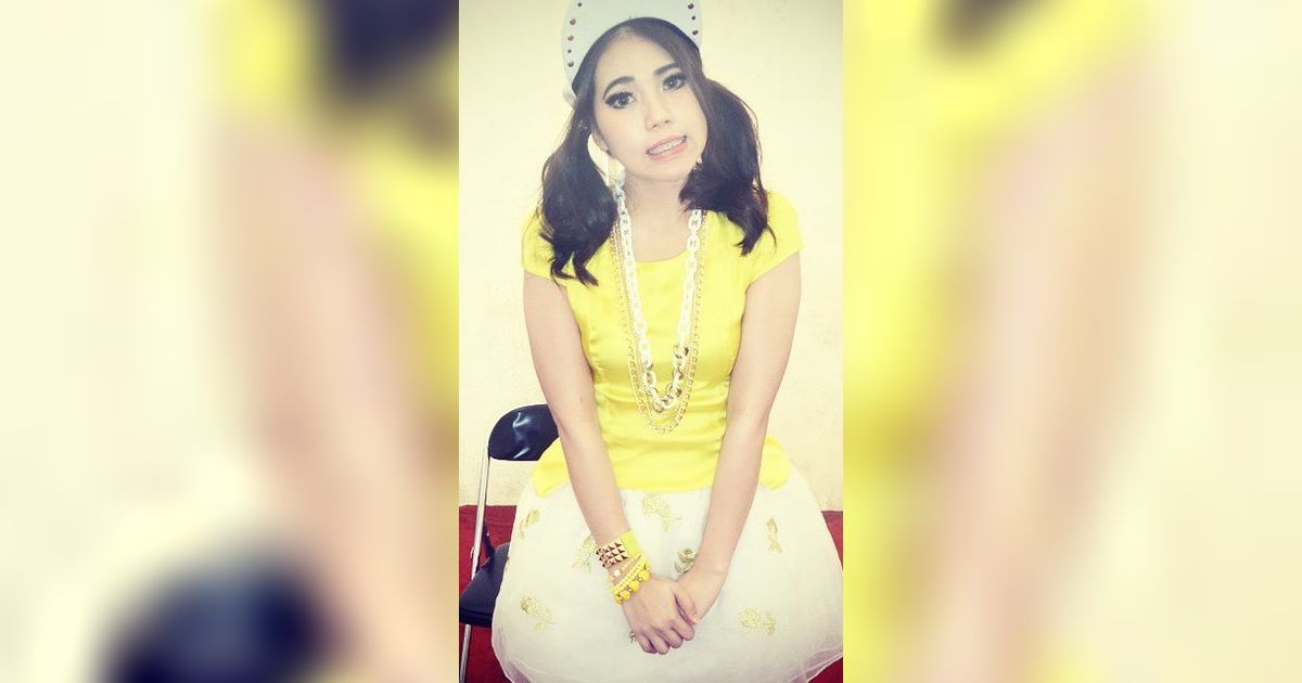 Dulu Biduan Kampung, Kini Perempuan Berbaju Kuning di Foto Jadi Pedangdut Bayaran Termahal, Tarifnya Rp150 Juta