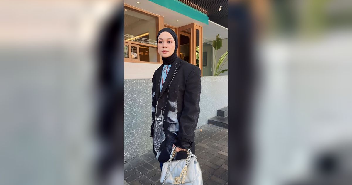 Gaya Tabrak Warna dalam Sentuhan Hangat Musim Gugur ala Tantri Namirah