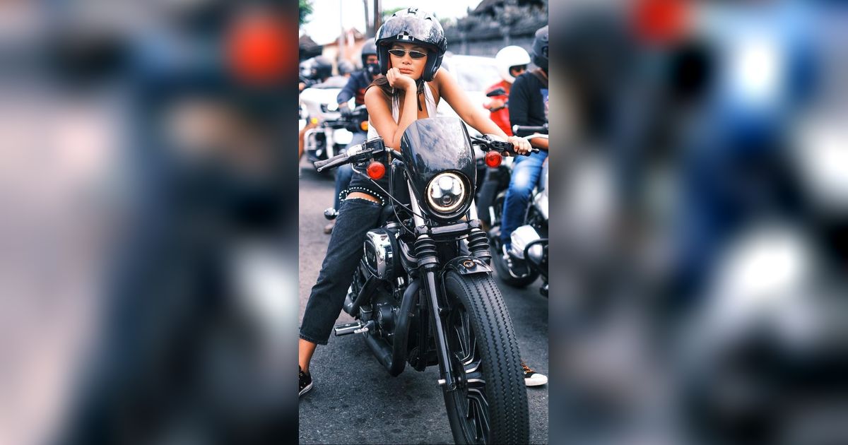 Potret Adu Gaya Para Artis Cantik Nunggang Moge