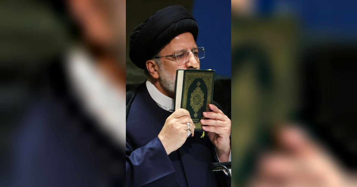 FOTO: Kutuk Pembakaran Kitab Suci, Presiden Iran Angkat dan Cium Alquran di Sidang Umum PBB