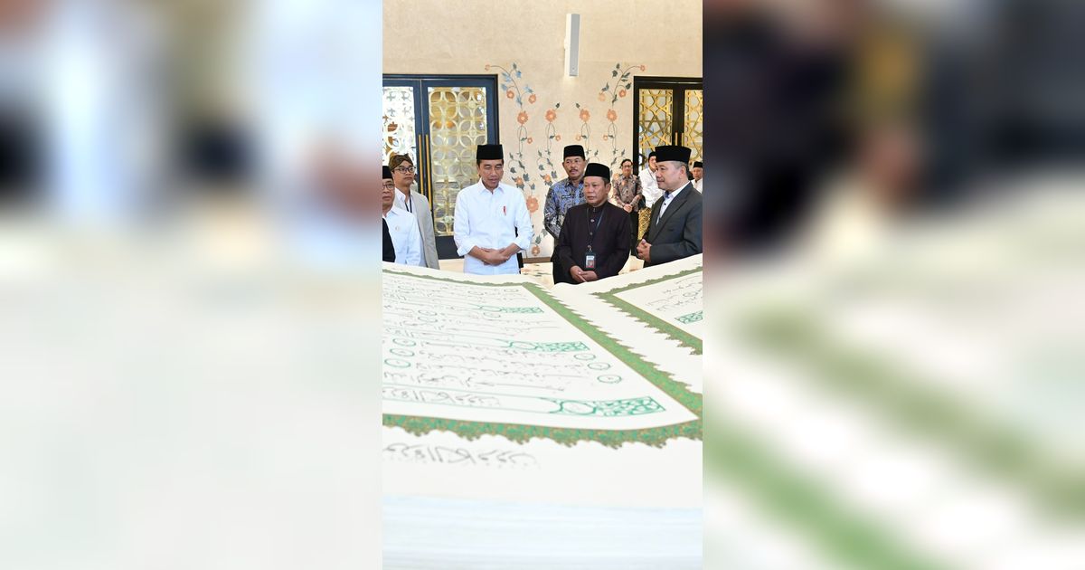 Jokowi Serahkan Al-Quran Raksasa ke Masjid Raya Sheikh Zayed Solo