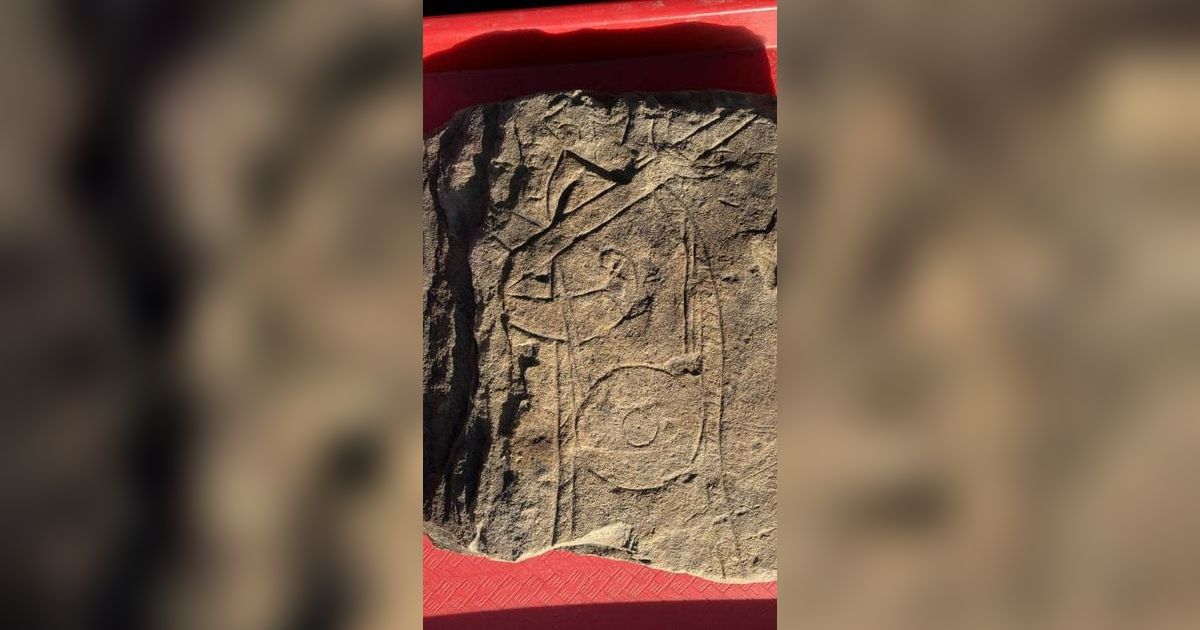 Batu Unik Abad Pertengahan Ditemukan di Halaman Gereja Tua, Ada Gambar Sosok Misterius