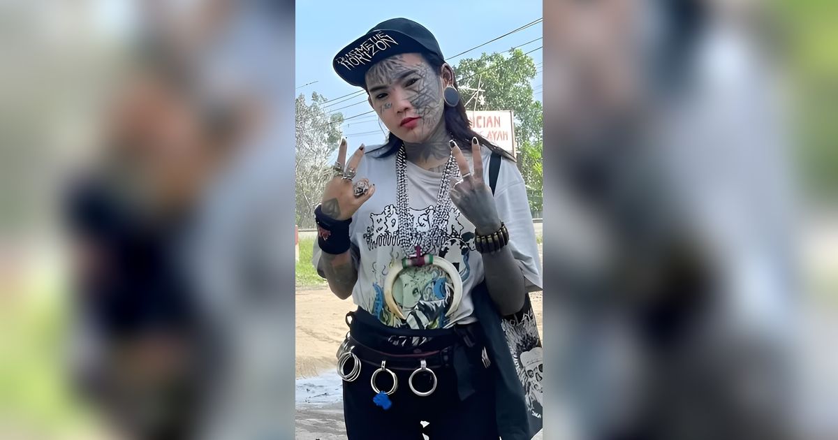 Malu dengan Ulah Putrinya, Ayah dari Mondy Tatto Menangis di Depan Ustaz Derry Sulaiman, Mohon Maaf kepada Ebit Lew