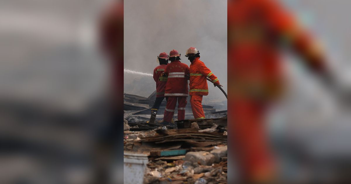 FOTO: Jibaku Petugas Damkar Menjinakkan Api yang Membakar Habis Bangunan Semi Permanen dan Lapak Barang Bekas di Bintara Jaya, Bekasi