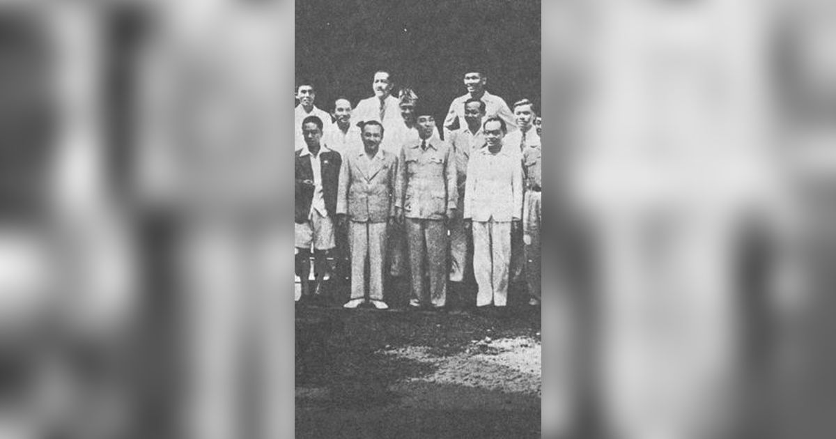 Foto Lawas Pemerintahan Pertama Soekarno-Hatta Kabinet Presidensial Tahun 1945, Presiden Berdiri Gagah di Antara Para Menteri