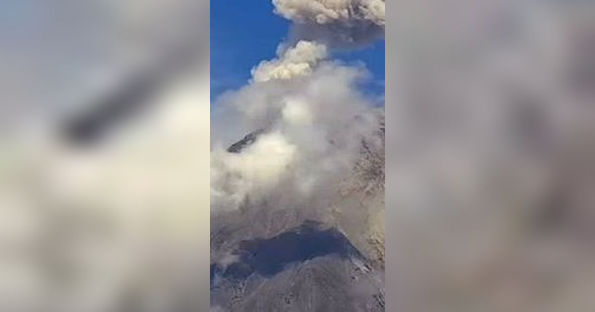 Potret Gunung Semeru Letuskan Kolom Abu Setinggi 700 Meter, Radius Aman 13 km dari Puncak