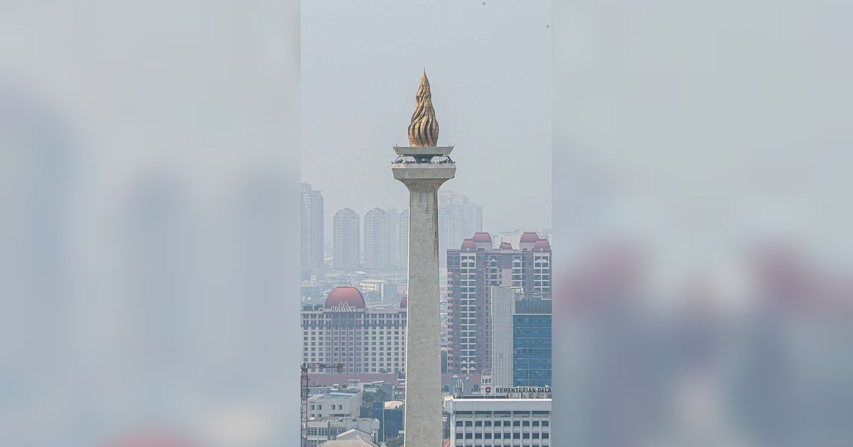 FOTO: Polusi Udara Jakarta Kembali Memburuk, Langit Tak Lagi Biru Cerah