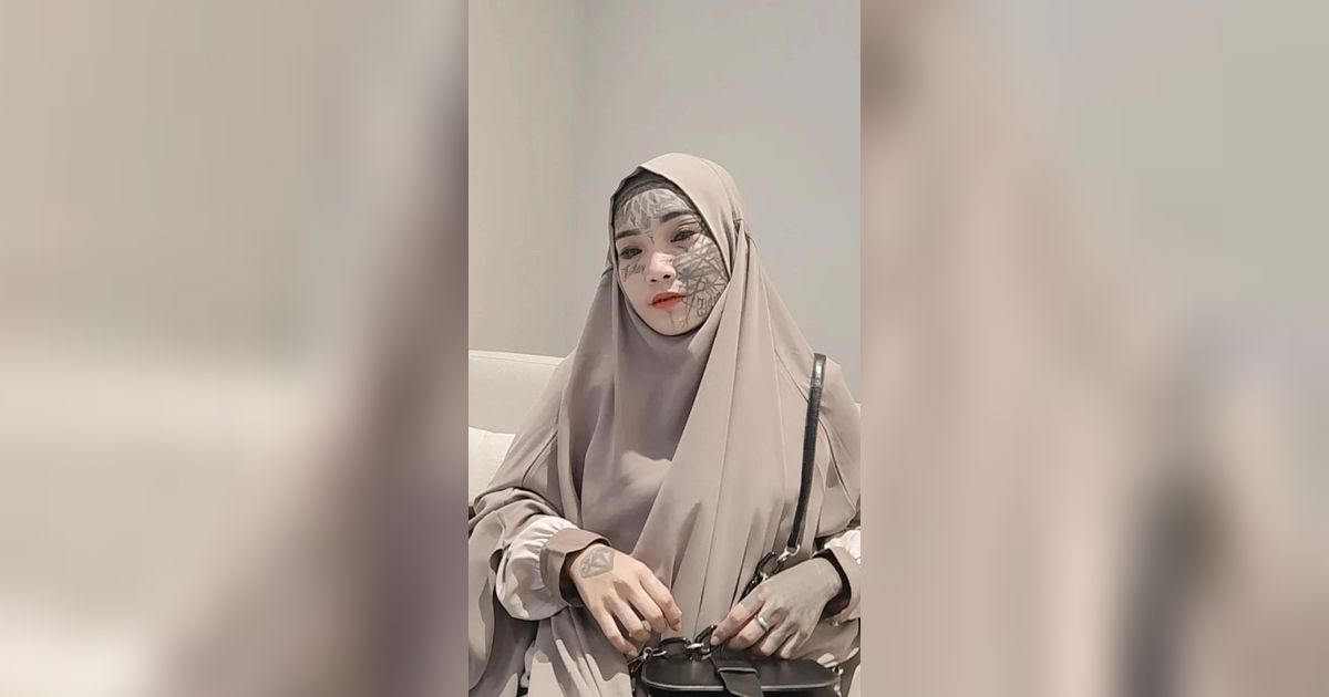 Menuduh Dilecehkan Ustadz Ebit Lew, Inilah Transformasi Mondy Tatto Dulu dan Sekarang yang Berubah Drastis Banget