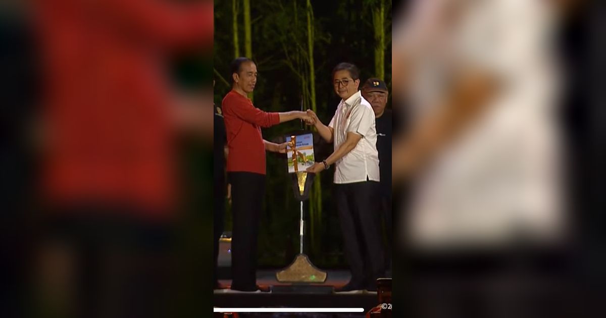Malam Apresiasi Nusantara di IKN, Jokowi Terima Buku Peta Jalan Indonesia Emas