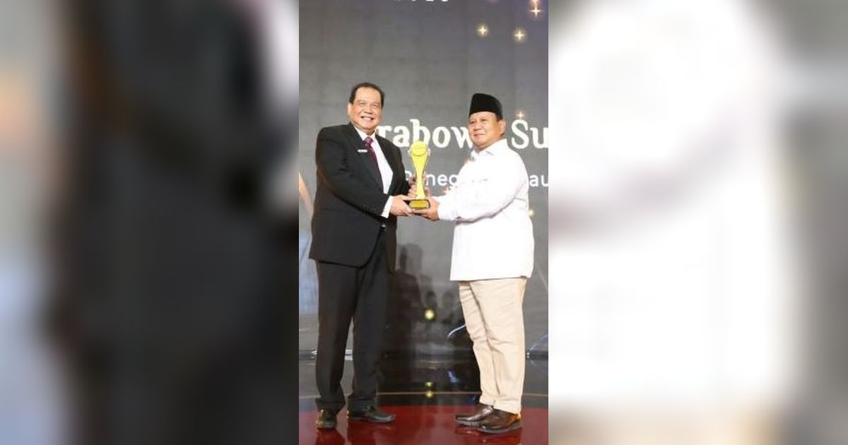 Prabowo Raih Penghargaan Tokoh Peneguh Kedaulatan