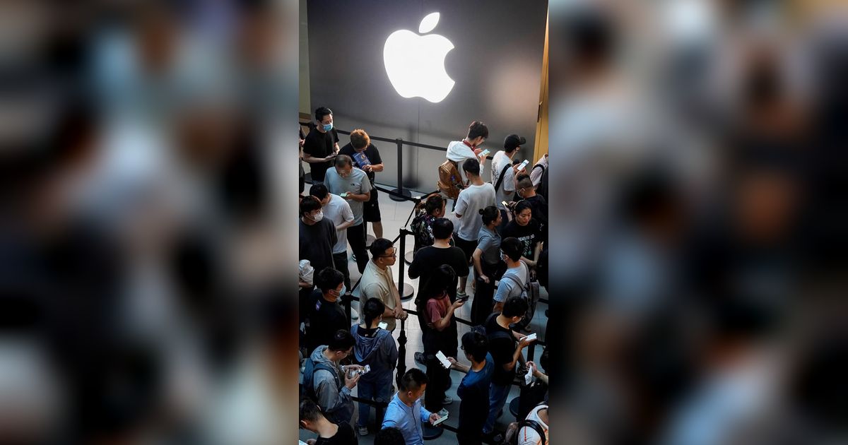 FOTO: Antusiasme Warga China Berburu iPhone 15, Antrean Mengular Sejak Jam 5 Pagi