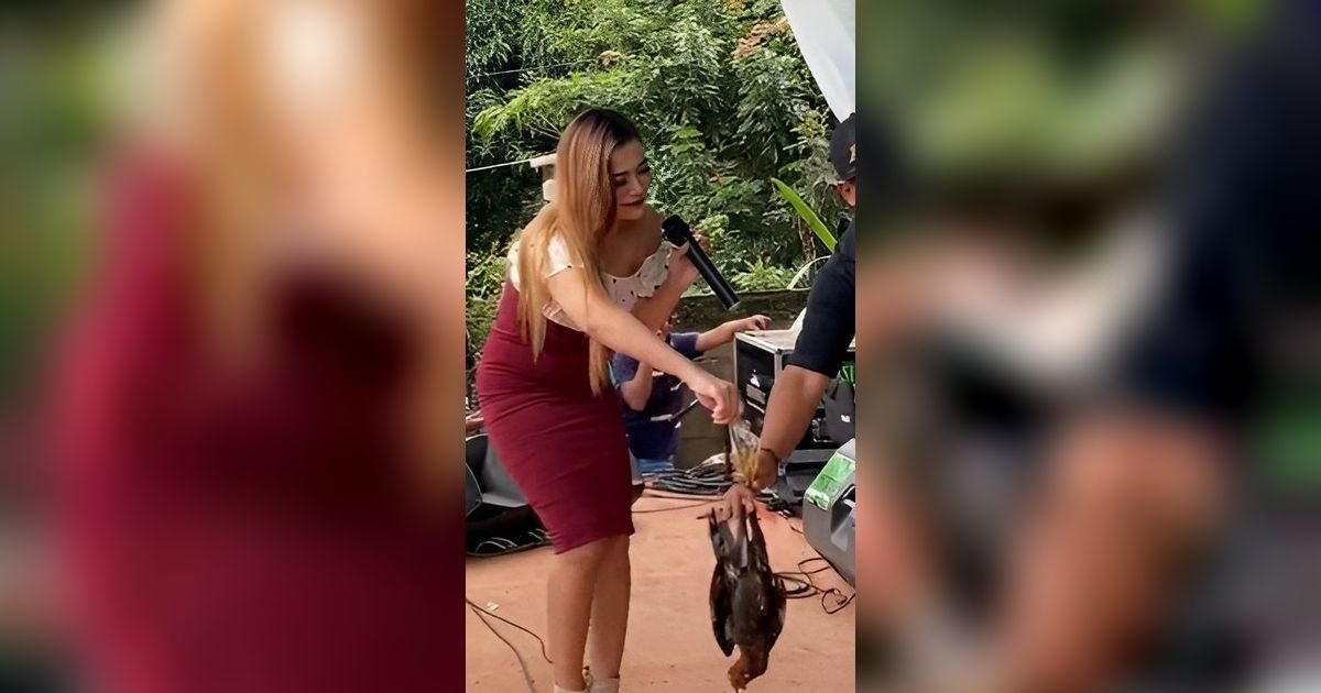 Lagi Asyik Joget Bareng Biduan Cantik, Suami Dilabrak Istri dan Anak, Dilempar Sandal di Atas Panggung