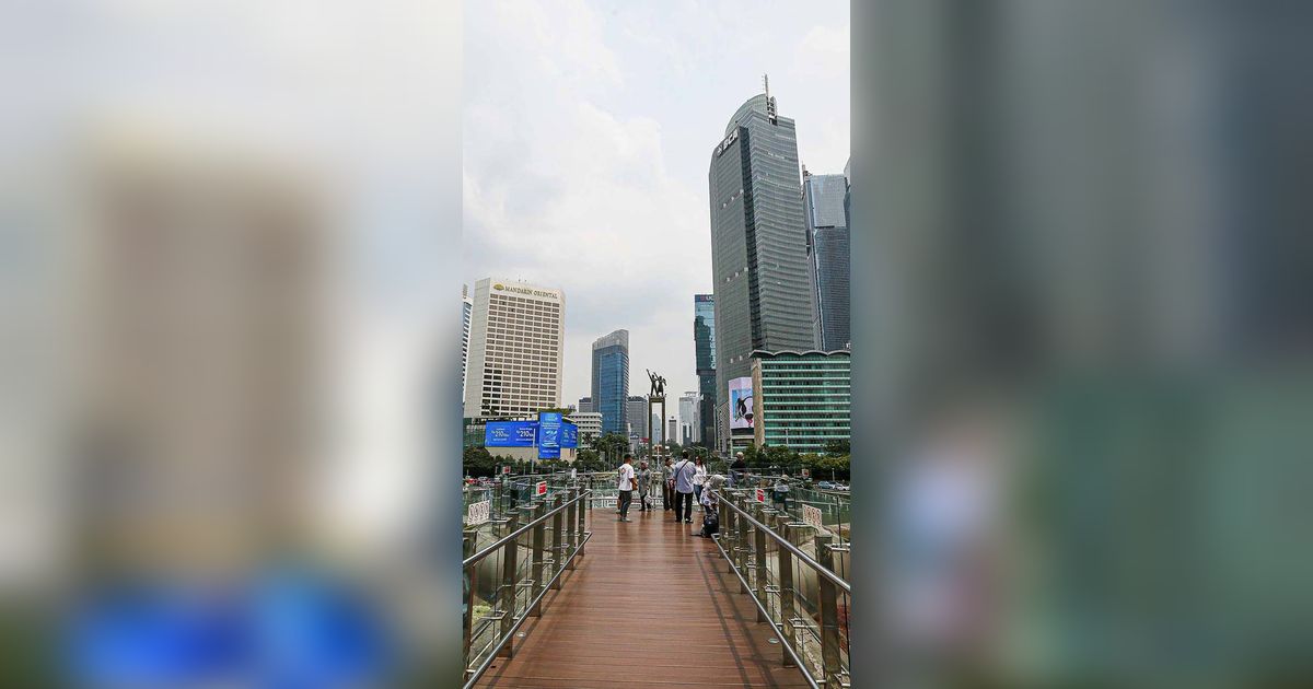 FOTO: Penampakan Langit Kelabu Selimuti Jakarta, Mendung atau Polusi Udara?