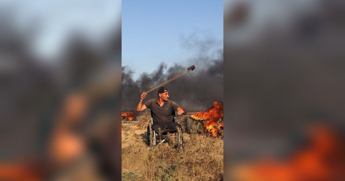 FOTO: Protes di Gaza Memanas, Pria Palestina Berkursi Roda Ini Tak Gentar Hadapi Tentara Israel