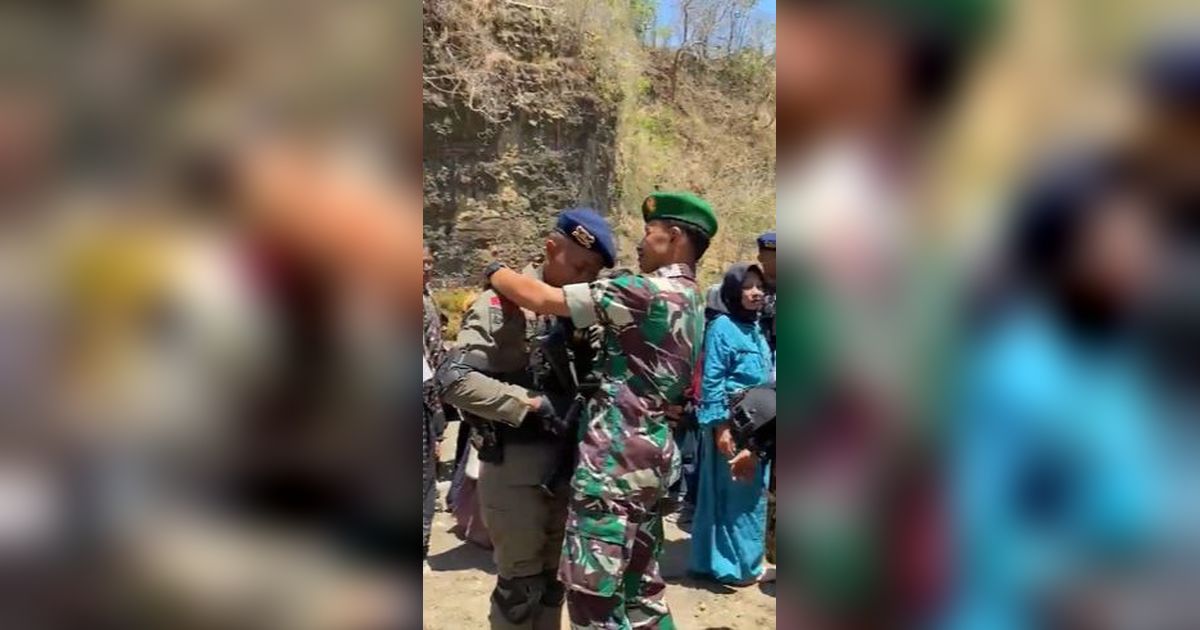 Momen Ayah TNI Pasangkan Baret ke Anaknya yang Jadi Brimob, Disuruh Pushup lalu Dipukul