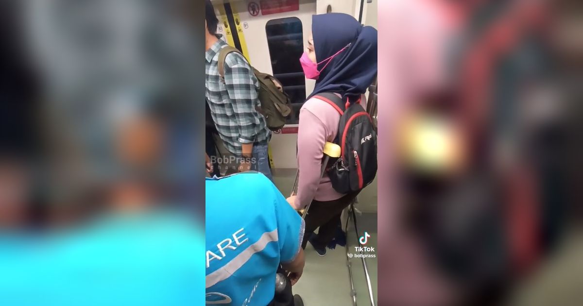 Viral Wanita Pakai Tongkat Mengalah Beri Tempat Duduk untuk Ibu Hamil di LRT, Warganet Soroti Hal Ini