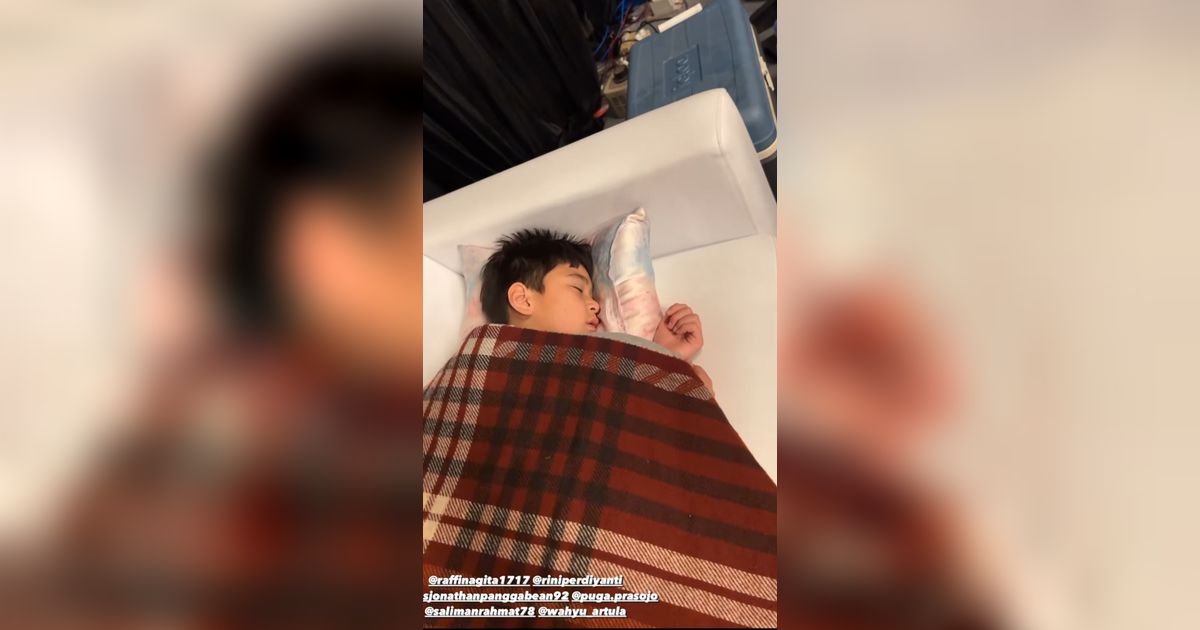 Momen Kocak Rafathar Tertidur di Backstage saat Sang Papa Raffi Ahmad Manggung, Lala 'Serasa di Rumah Pake Bantal, Guling, Selimut'