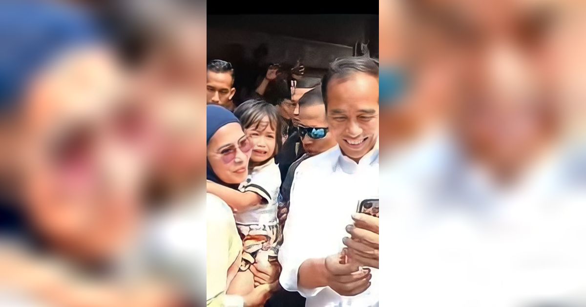 Momen Kocak Emak-Emak Selfie Bareng Jokowi Malah Nyanyi Lagu PAN