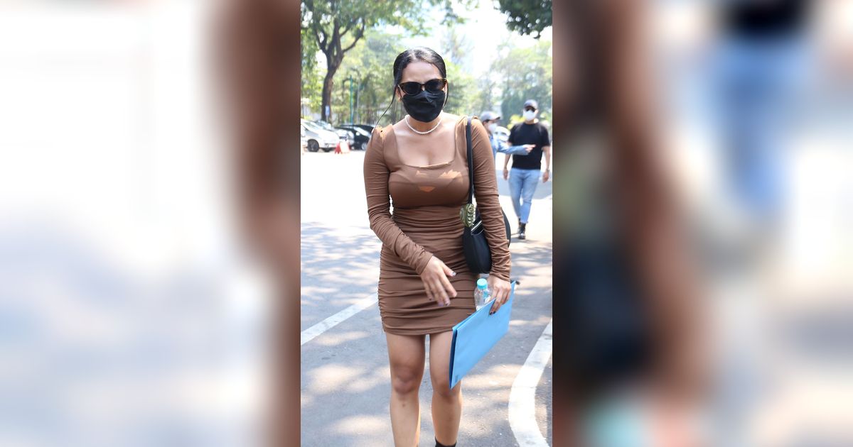 Potret Siskaeee Penuhi Panggilan Polisi, Salfok sama Outfitnya