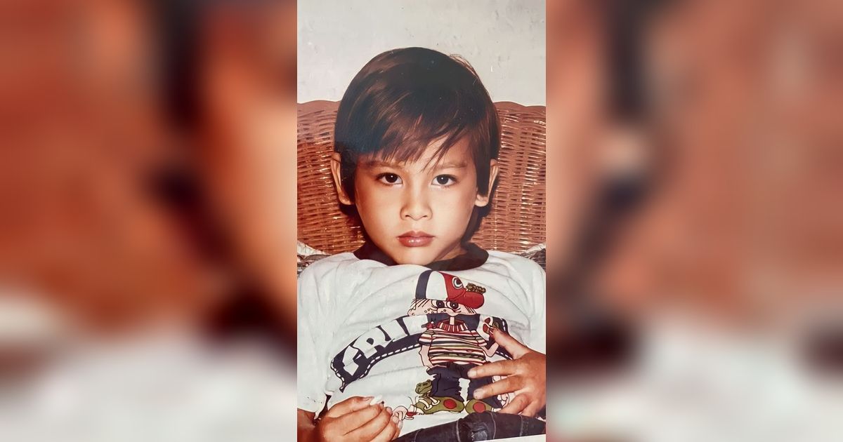 Bocah Laki-Laki  Berkaos Putih Jadi Chef Terkenal dan Ganteng  Banget