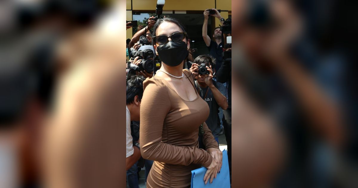 FOTO: Penampilan Seksi Siskaeee Saat Akan Diperiksa Ditreskrimsus Terkait Film Panas Jakarta Selatan