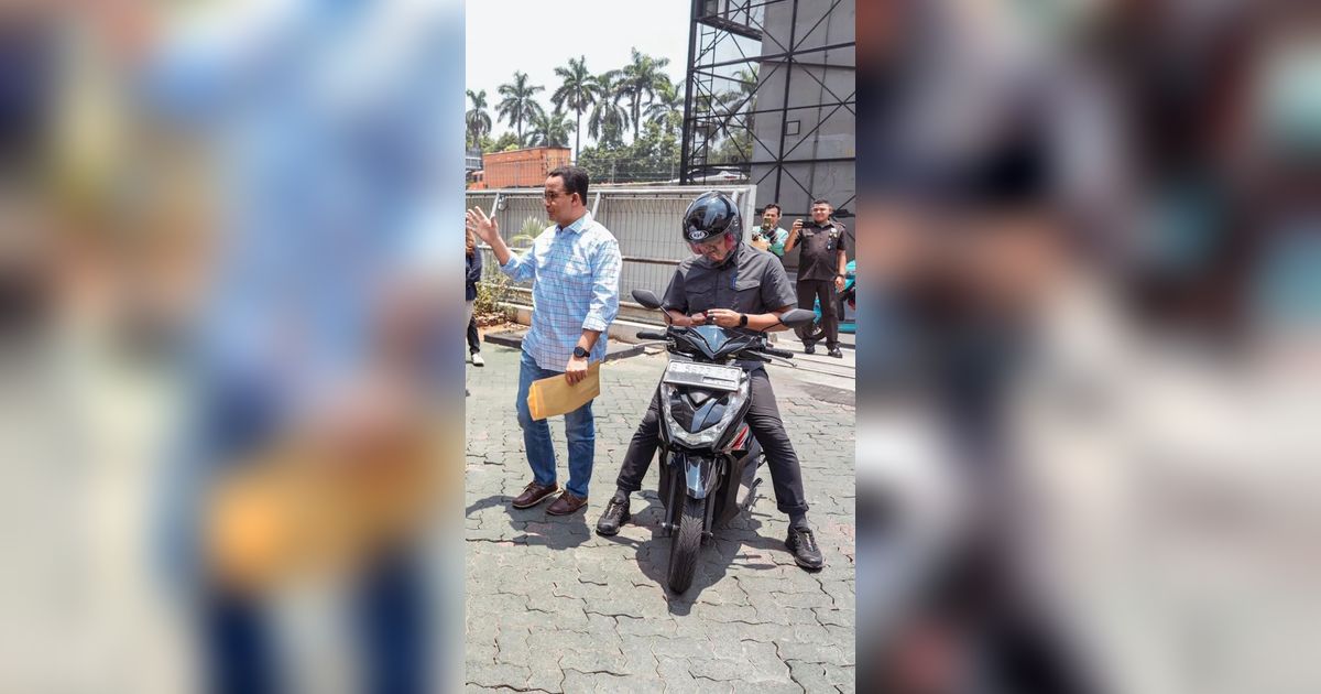 VIDEO: Capres Anies Panas-panasan Urus SKCK Naik Motor di Cilandak