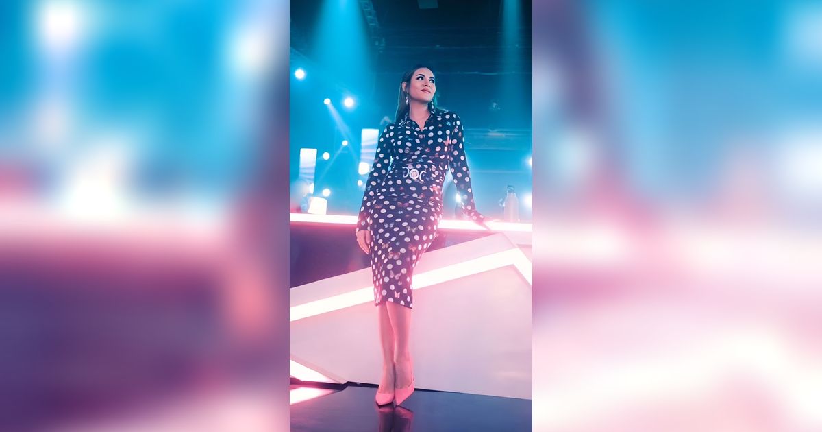 Gaya Raisa Andriana dengan Outfit Monokrom Berbeda, Boyish dan Feminin