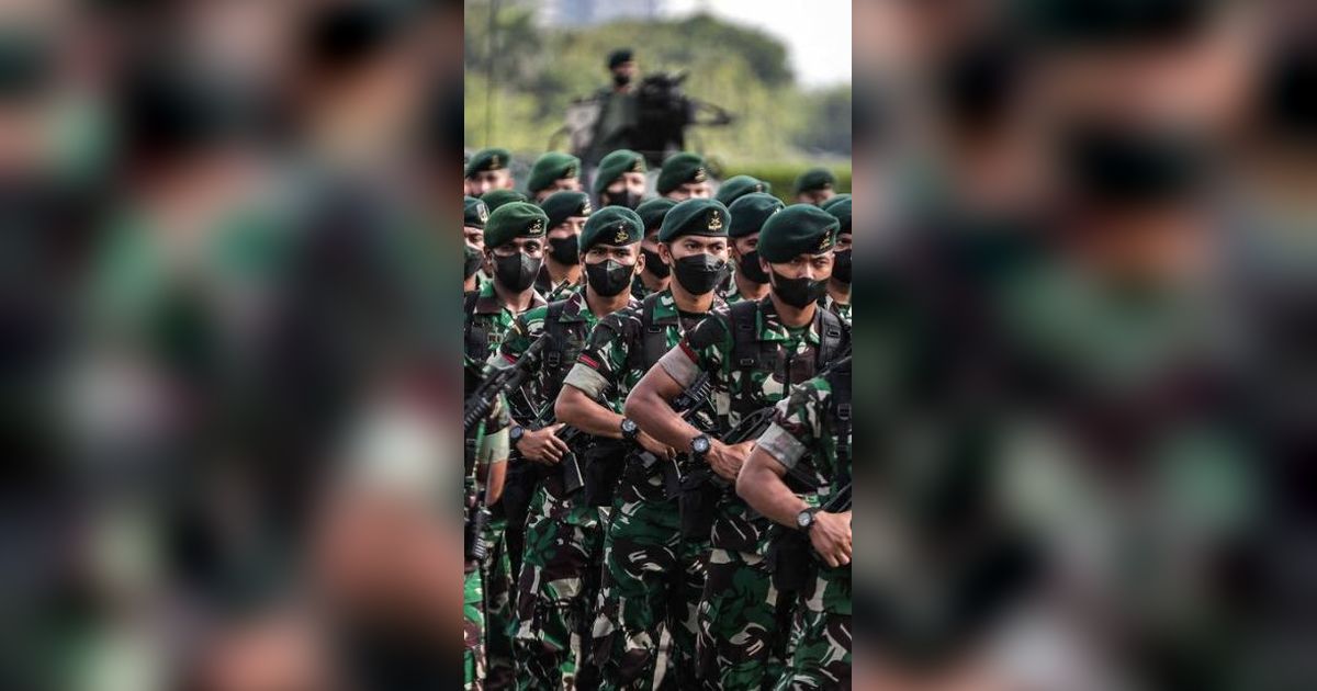 Bikin Salfok Netizen, Prajurit TNI Rujakan Bareng Usai Jaga Perbatasan