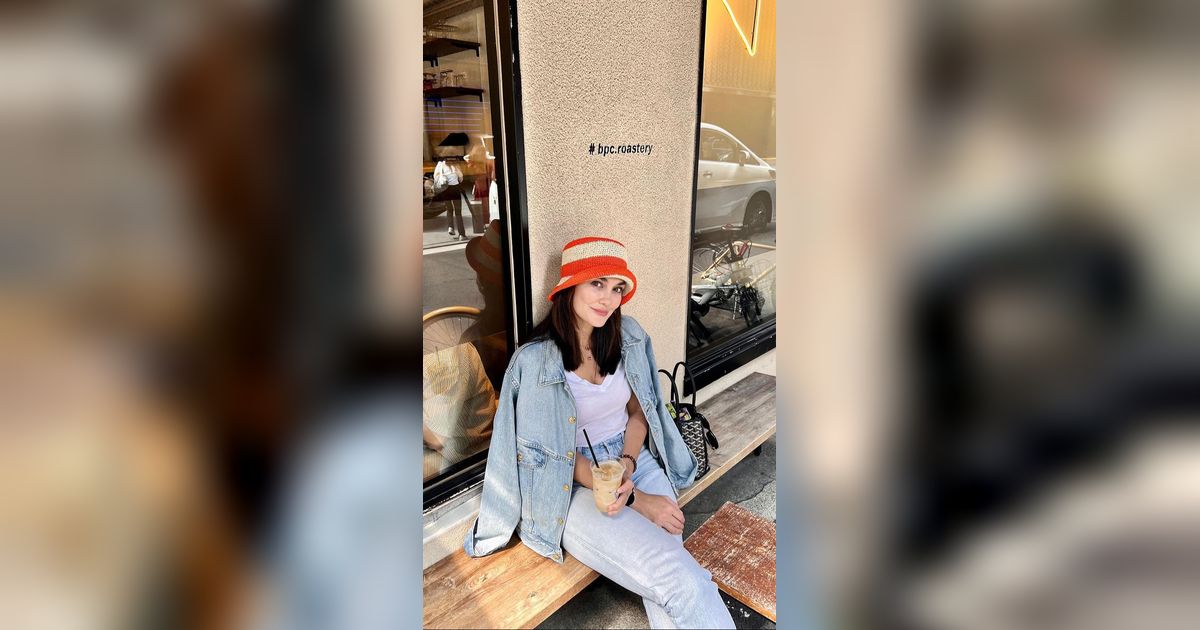 Traveling Stylish With Denim, Tengok Outfit  Luna Maya