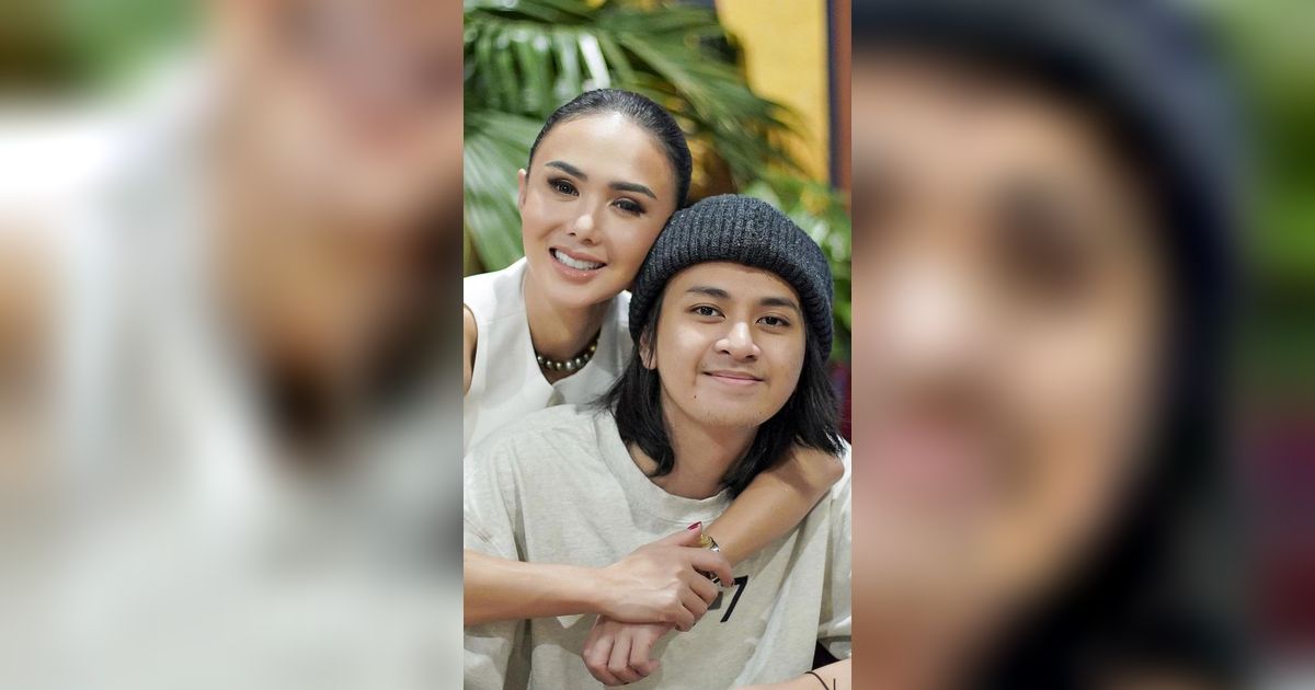 Intip Potret Yuni Shara Temani Putra Sulung Wisuda, Wajahnya Curi Atensi