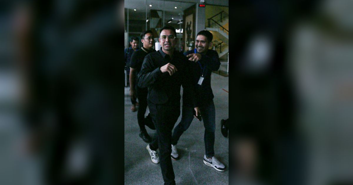 FOTO: Sambangi KPK, Raffi Ahmad Tampil Serba Hitam untuk Mengisi Podcast Stranas PK