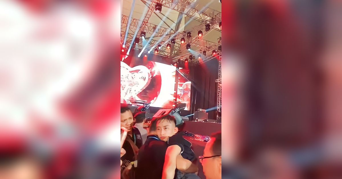 Dikira Pingsan, Ternyata Pria Ini Cuma Ketiduran Saat Nonton Konser