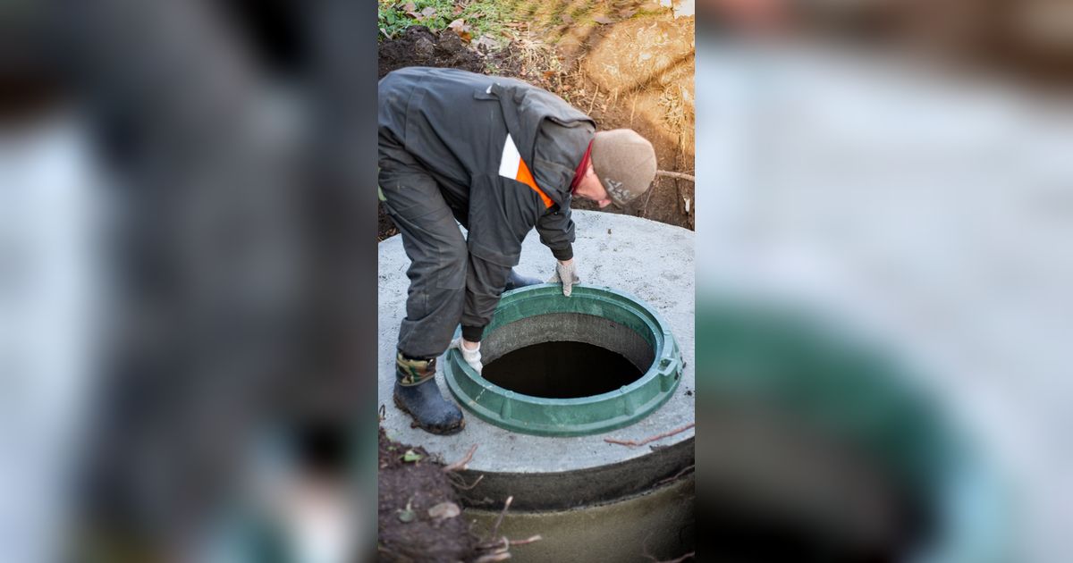 Wanita Kecemplung ke Septic Tank demi Ambil Apple Watch, Endingnya Malah Terjebak