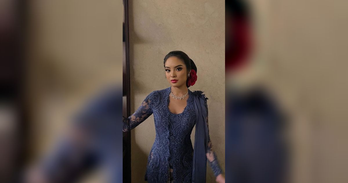 Baru Lulus Kuliah, Inilah 8 Potret Syandria Kameron Cicit Presiden Soekarno yang Cinta Banget sama Budaya