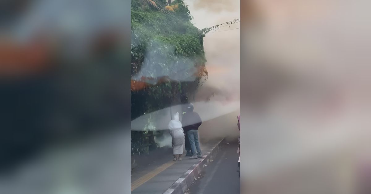 Viral! Tak Mau Ketinggalan Info, Pocong 'Kepo' Bangkit dari Kubur Ingin Lihat Kebakaran Bikin Warga Salah Fokus