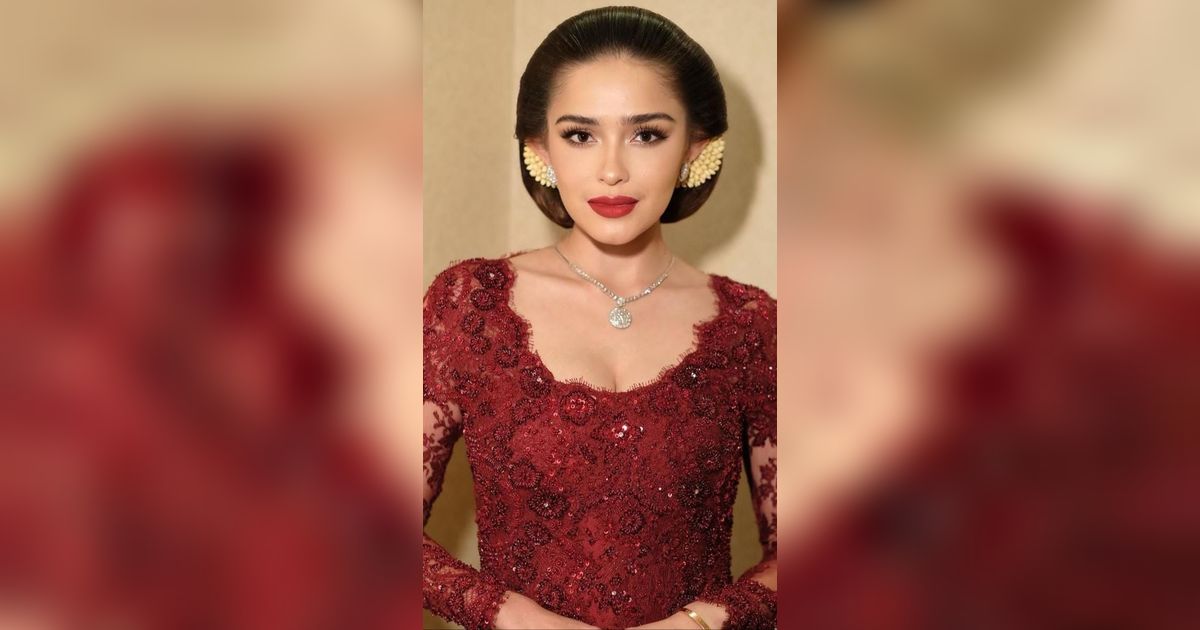 Cantik & Anggunnya Yasmine Wildblood Bak Barbie Jawa Berkebaya Merah Jadi Tamu Acara Pernikahan