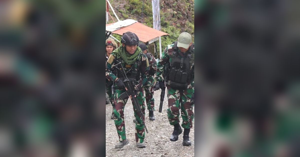 Kolonel TNI Berompi Anti-Peluru Cek Pasukan di Zona Rawan OPM, Prajurit Siaga Bawa Senjata