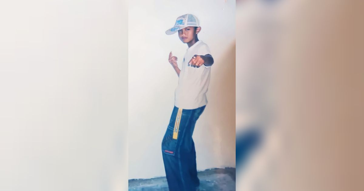 Dulunya Pegawai di Dinas Lingkungan, Anak Nyentrik Ini Jadi Penyanyi Terkenal, Coba Tebak?